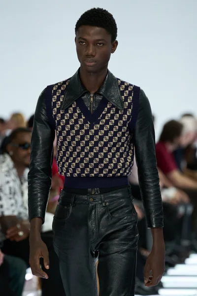 Look 16
